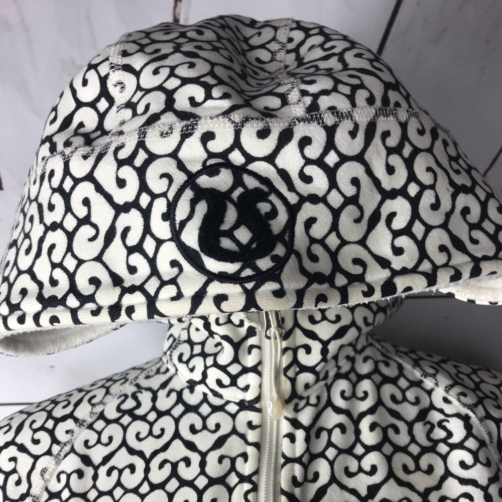 Lululemon scuba Hoodie size 2 (This is a rare one)